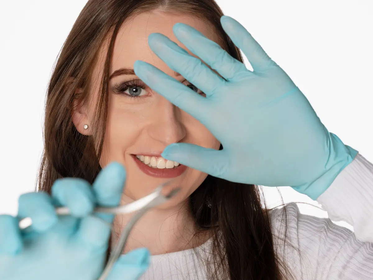 Frisch aufbereitete, sterile podologische Instrumente in den Händen der Podologin